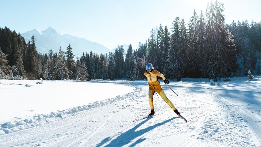 Langlaufen in der Region Seefeld - Langläuferin im Wildmoos.jpg