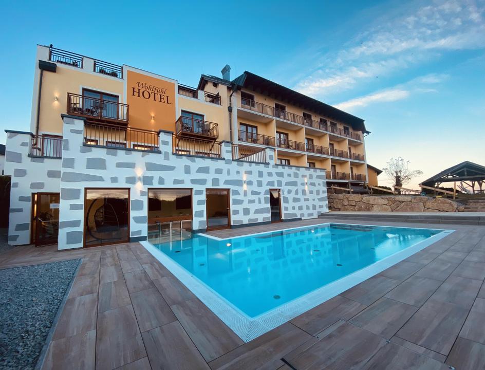 Hotelansicht mit Pool