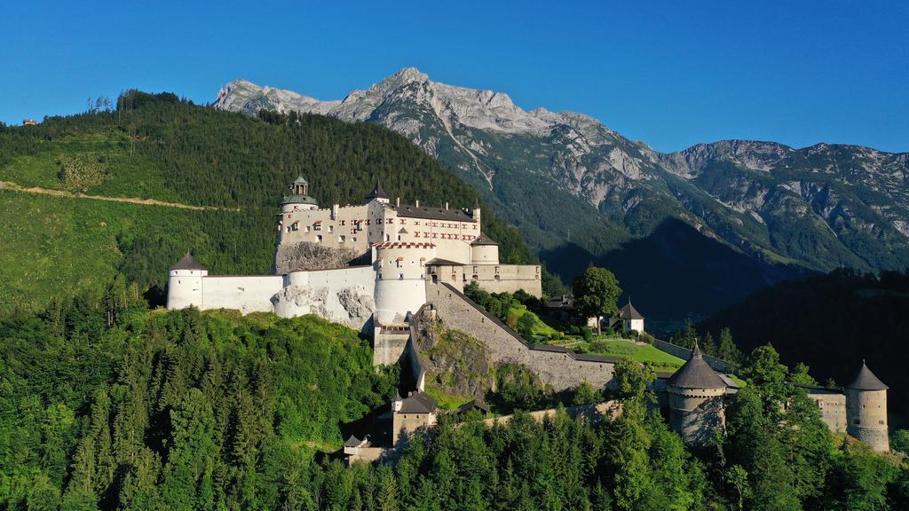 Erlebnisburg Hohenwerfen mit Bergpanorama