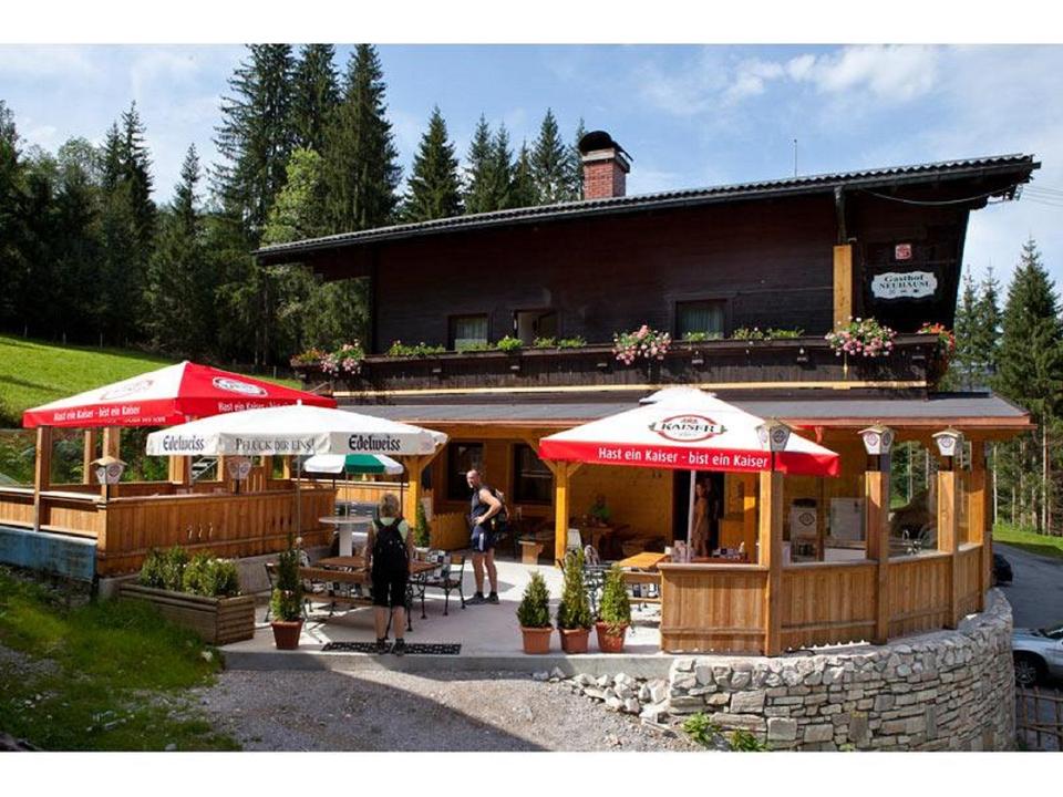 gasthaus-sommer-terrase-sonnenschirm