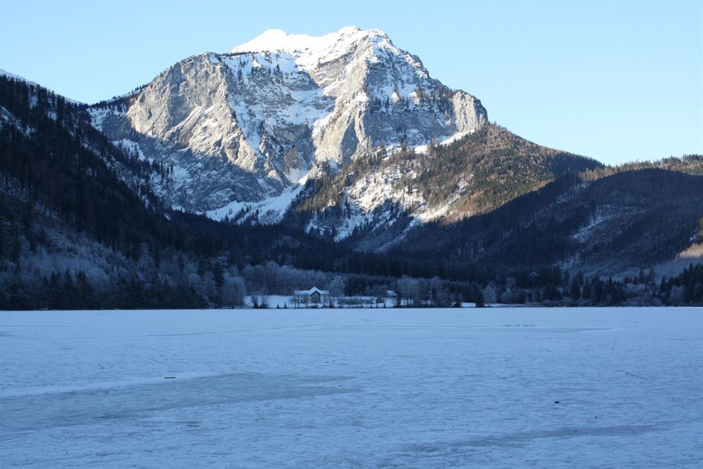 zugefrorener Vorderer Langbathsee
