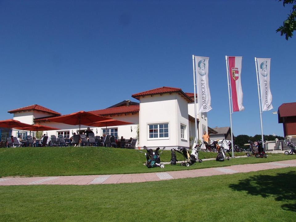 Clubhaus mit Restaurant