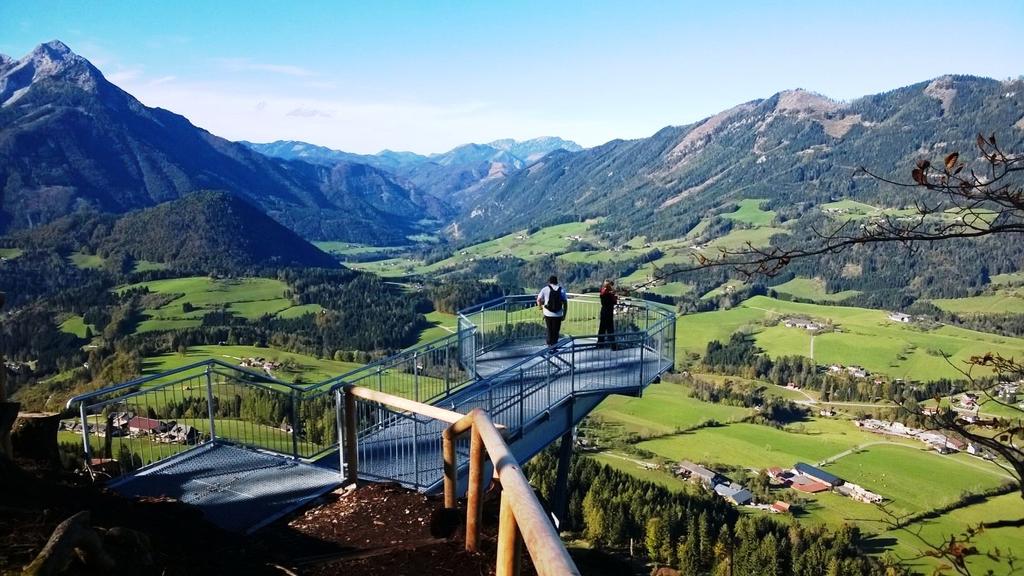 Stoderer Weitblick Rundwanderweg mit Erlebnissationen und Aussichtsplattform. Foto TVB Pyhrn-Priel