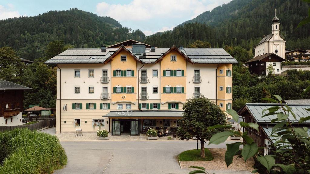 Außenansicht Haupthaus Reslwirt Sommer