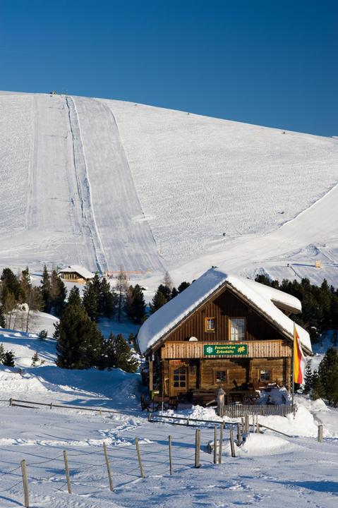 Zirbenhütte Winter außen