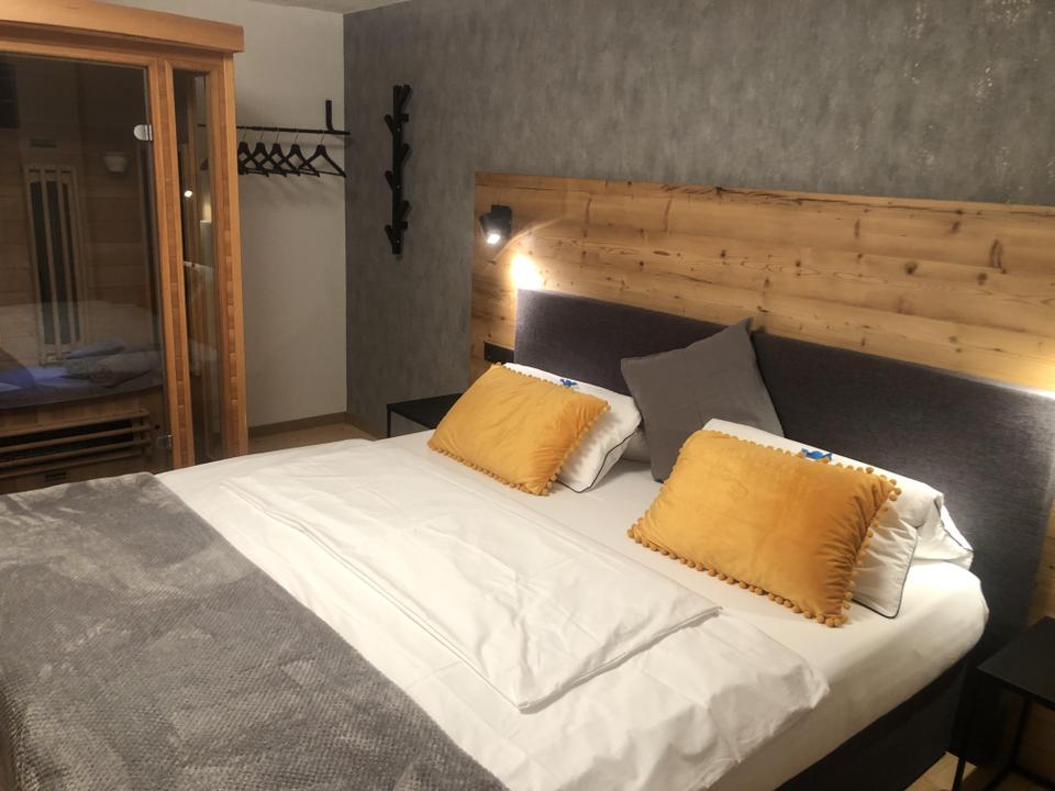 Schlafzimmer mit Infrarotkabine