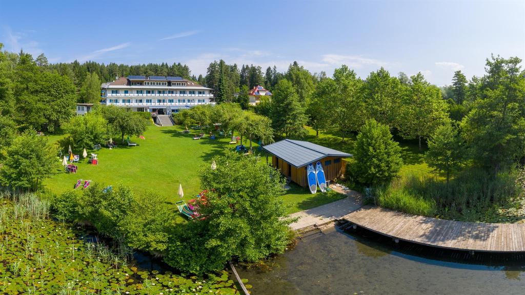 Hotel mit Badestrand und Steg