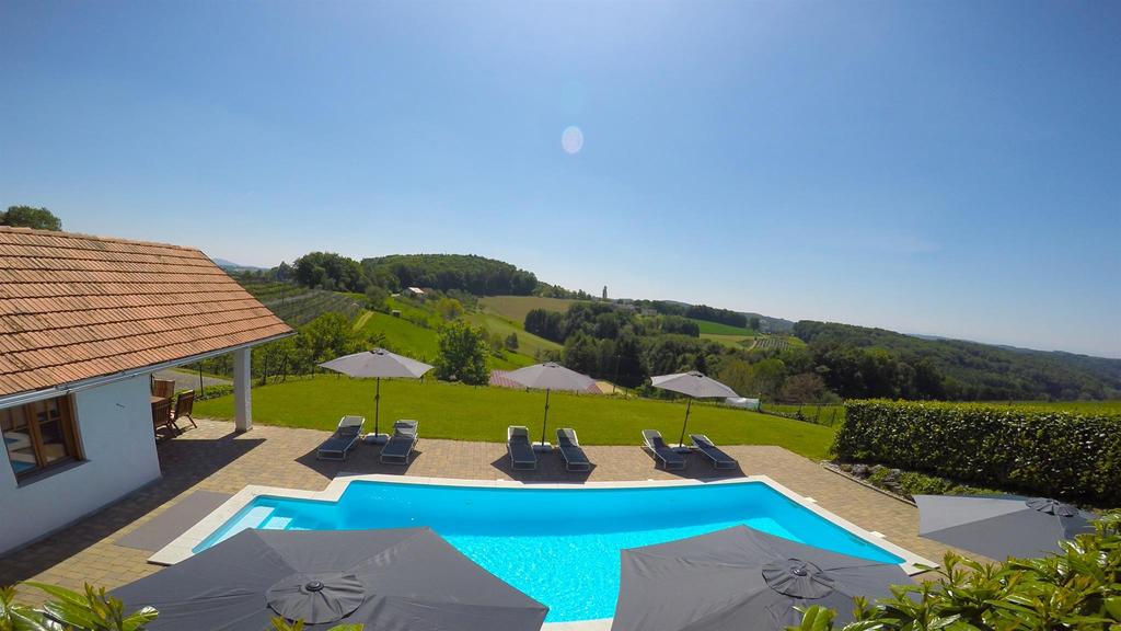 Pool am Schwalbenhof mit Ausblick übers Hügelland