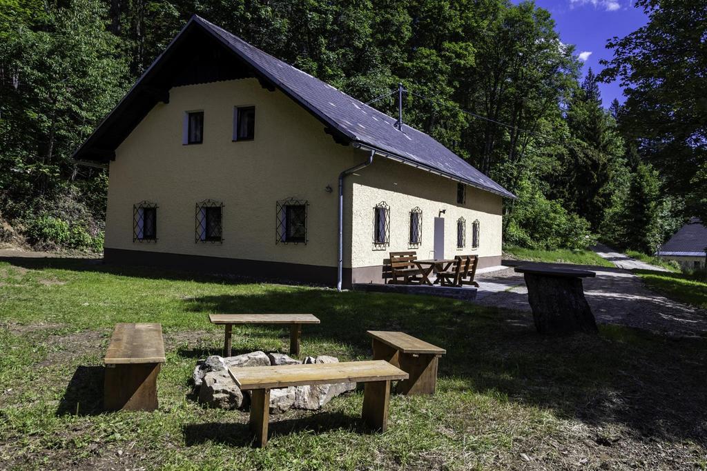 Außenansicht mit Lagerfeuerplatz