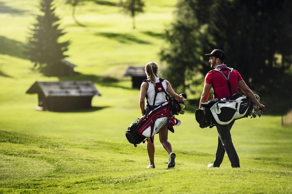 Golfer mit Golfbag