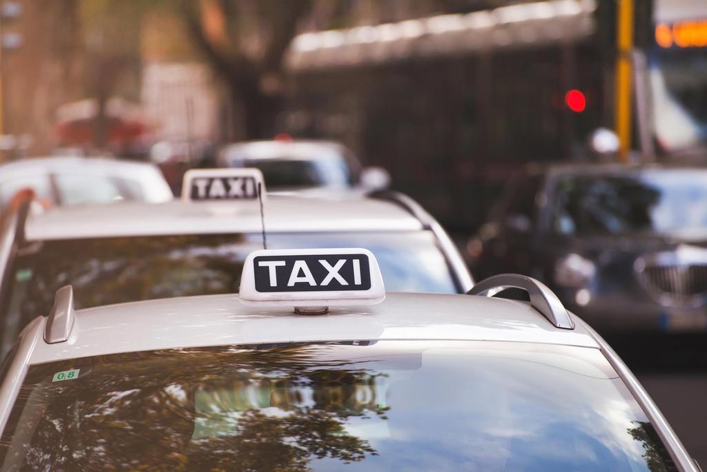 VIP TAXI KITZBÜHEL ROYAL Logo