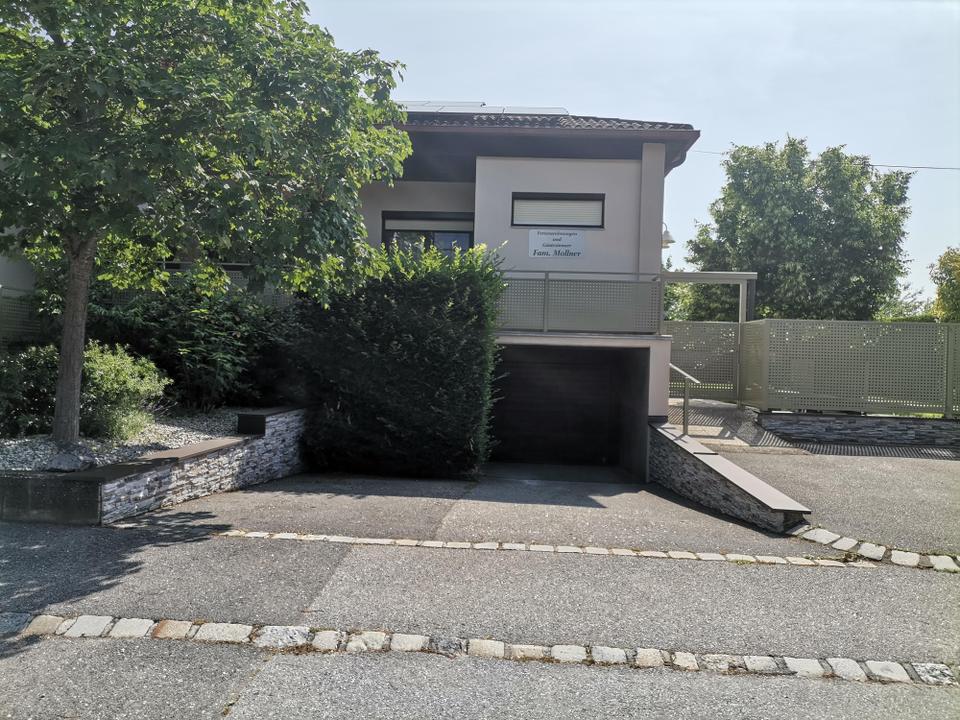 Haus mit Parkplatz