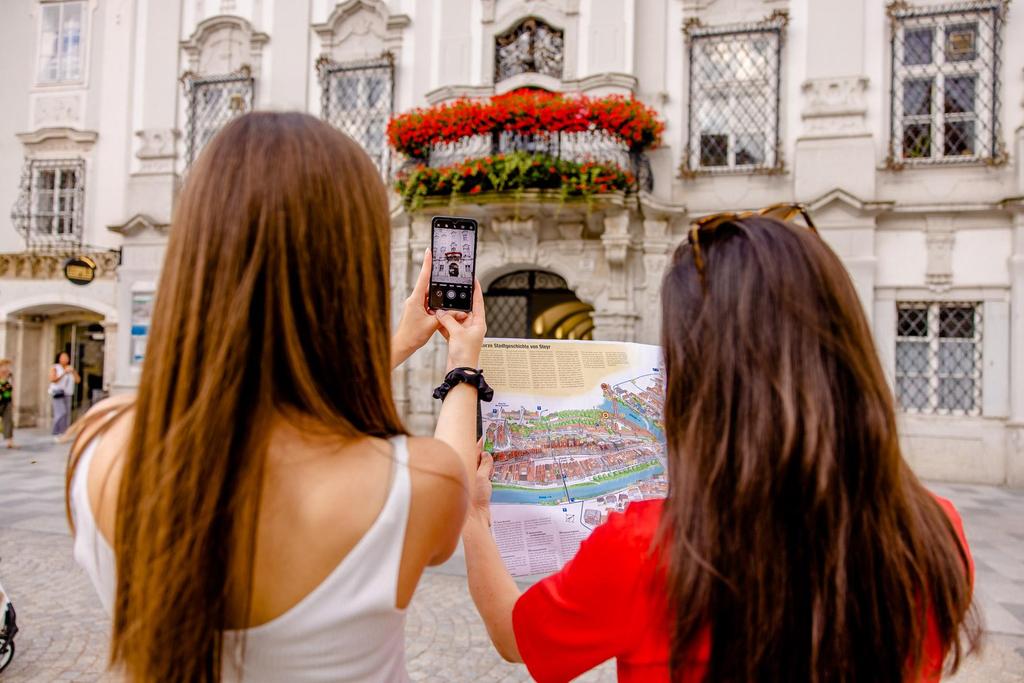Touristinnen vor dem Steyrer Rathaus