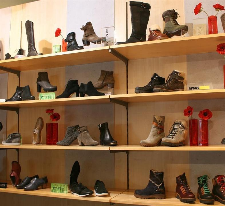 Schuhhaus Schuster Herbst Regal