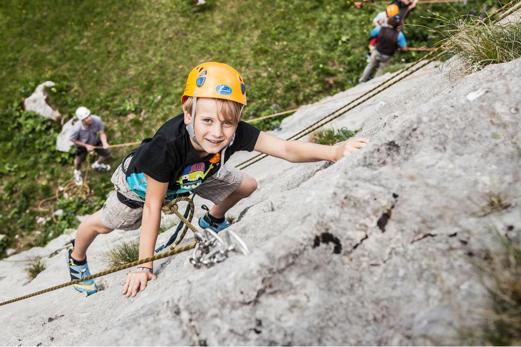 Kinder beim Klettern im Klettergarten am Ruefikopf