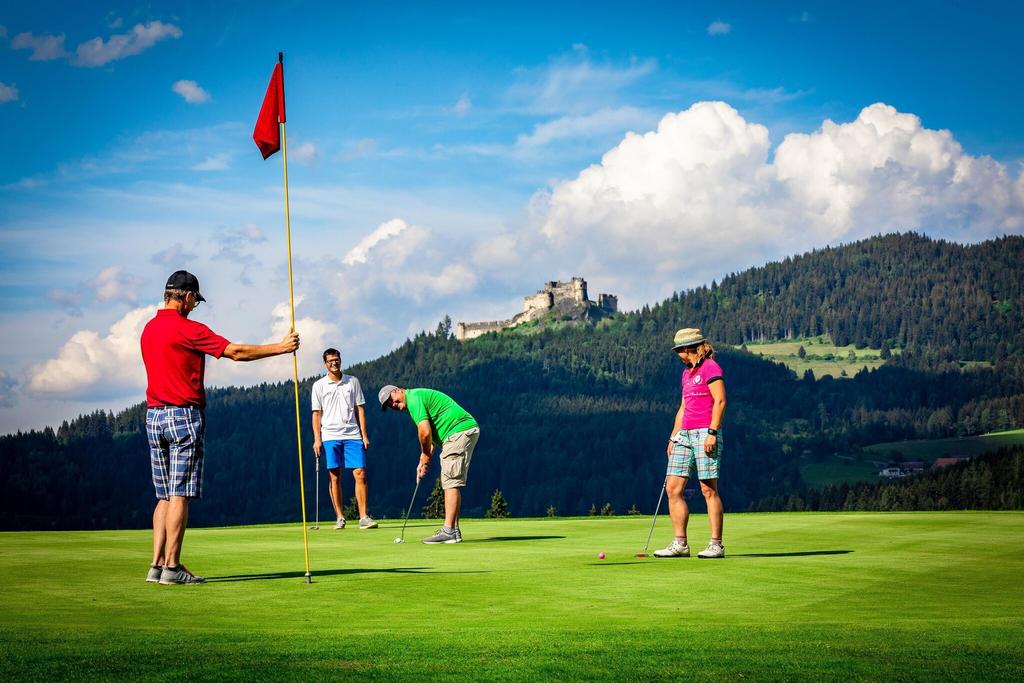 Golfen mit Blick auf die Burgruine Steinschloss