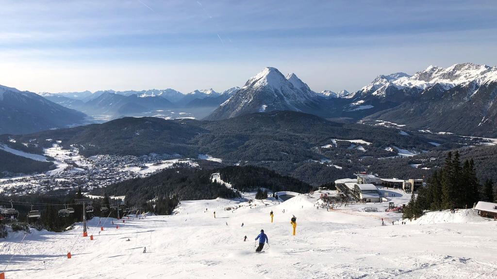 Skigebiet Rosshütte im Winter - Blick auf die Piste und die Region Seefeld im Winter.jpg
