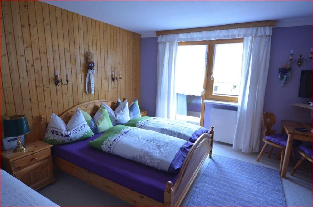 Haus_Schneerose_Jochberg_Schlafzimmer.JPG