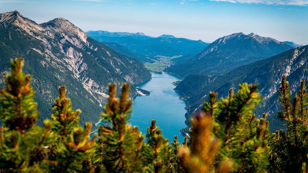 Vom 1.991 Meter hohen Bärenkopf bietet sich ein eindrucksvoller Fjordblick auf den Achensee, eingerahmt von Rofan- und Karwendelgebirge.