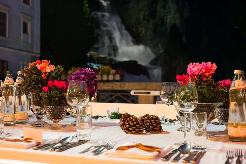 Tafel und Wasserfall