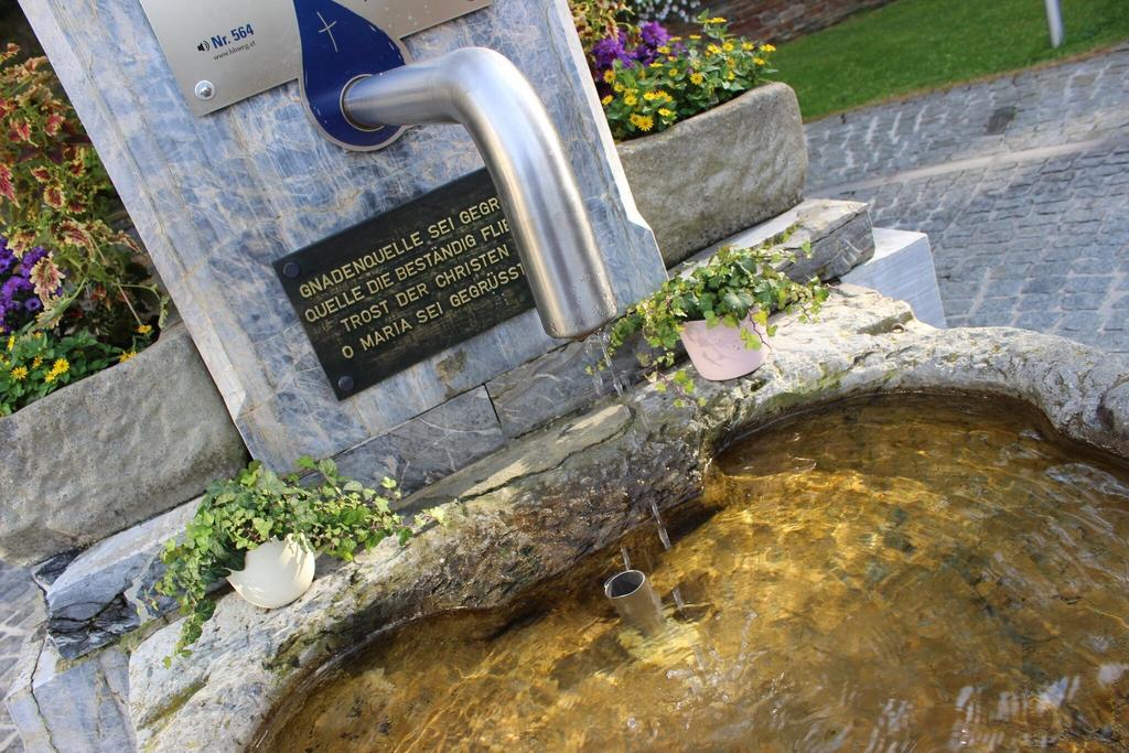 Brunnen vor der Wallfahrtskirche Heilbrunn_Naturpark Almenland_Oststeiermark