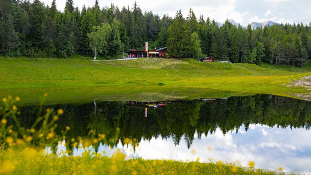 Lottensee im Frühsommer - See und Hütte.jpg