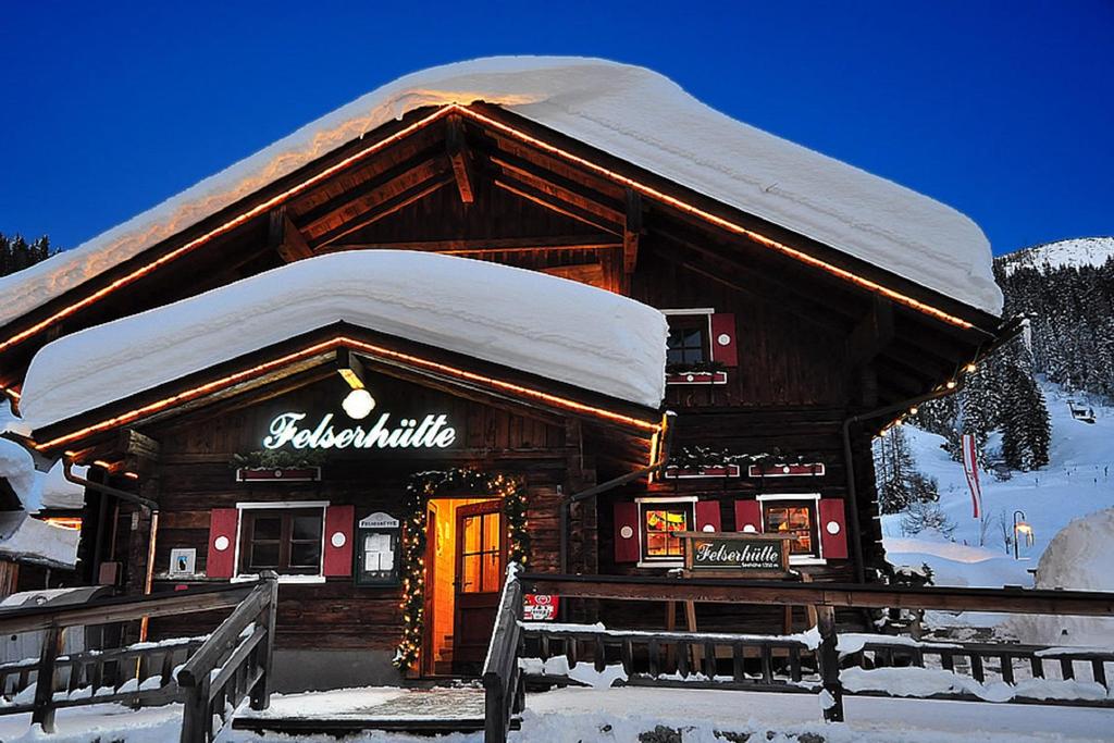 felserhuette-aussenansicht-winter-schnee-zauchense