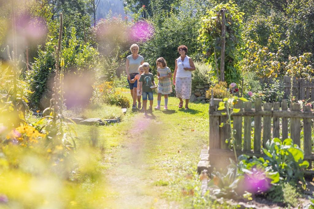 Familienausflug in den Hildegard-von-Bingen-Garten in Reith i.A.