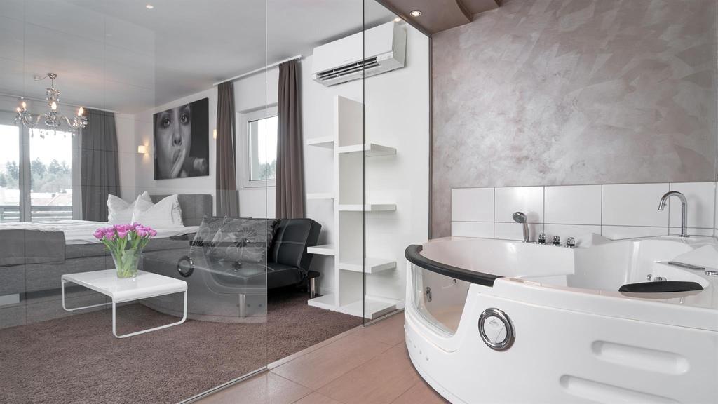 Doppelzimmer Whirlpool im Hotel 24 Checkin Velden