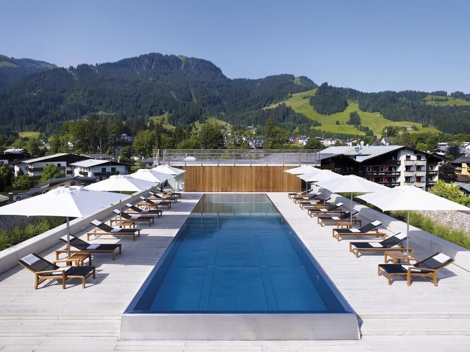 Hotel Schwarzer Adler Dachpool Blick Hahnenkamm