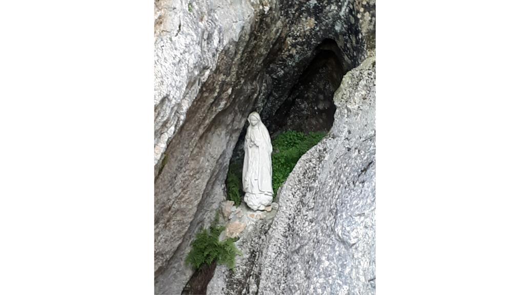 Marien Statue am Eingang zur Wetterlochhöhle