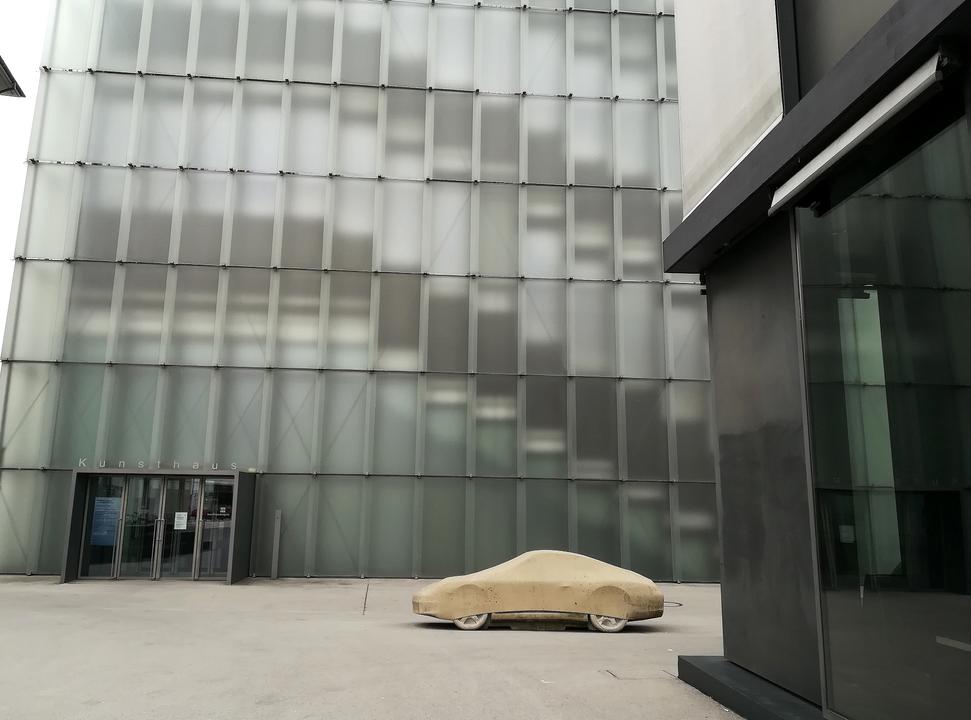 Betonporsche von Gottfried Bechtold vor dem Kunsthaus Bregenz