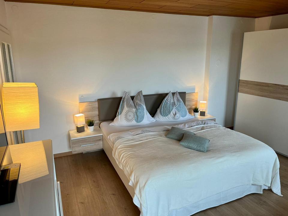 Schlafzimmer mit 180x200 Bett & Schrank