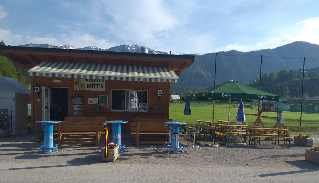 Würstl Hütt'n am Sportplatz