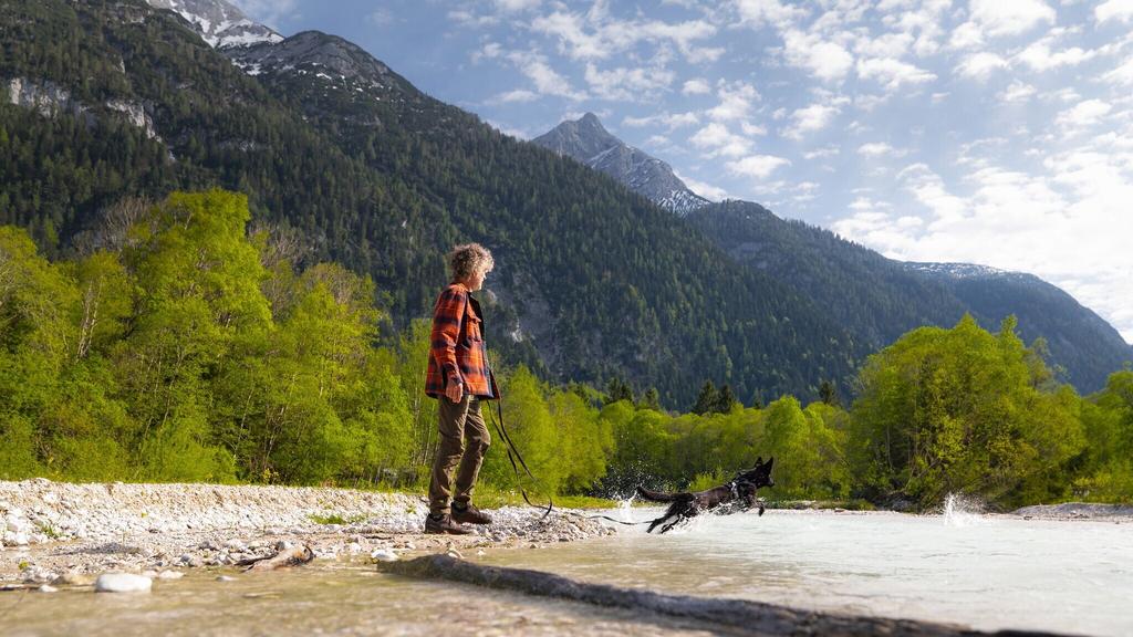 Spaziergang mit Hund in Unterleutasch - Hund spricht ins Wasser an der Leutascher Ache.jpg
