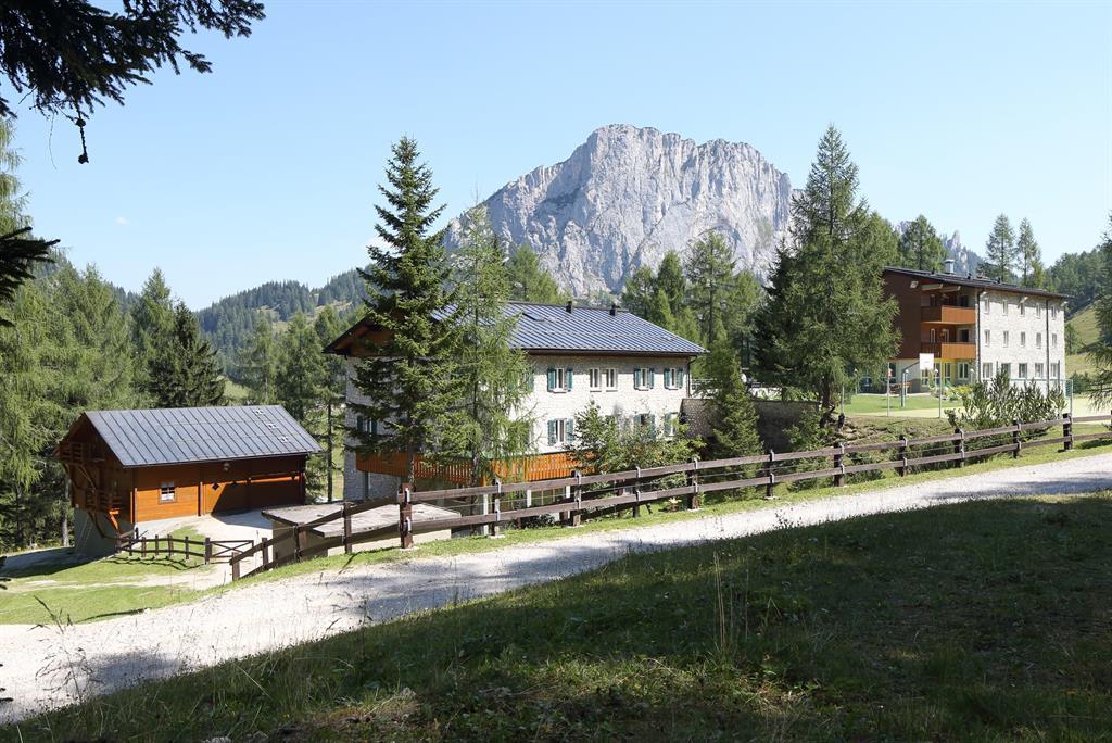 Haupt- und Nebenhaus mit Stubwies