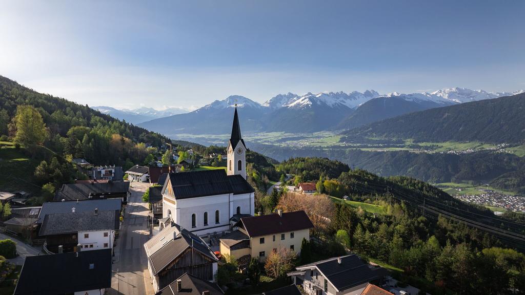 Reith im Frühling bei Morgenstimmung - Drohnenaufnahme Kirche mit Blick ins Inntal.jpg