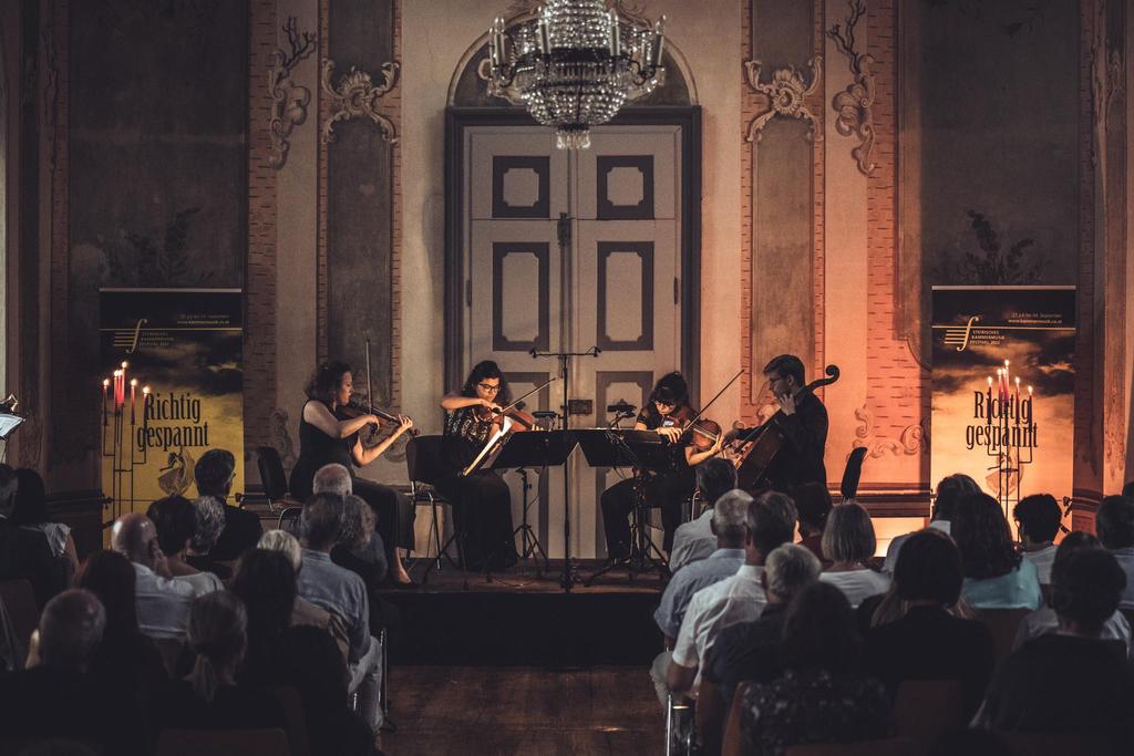 Streichergruppe in der Kirche