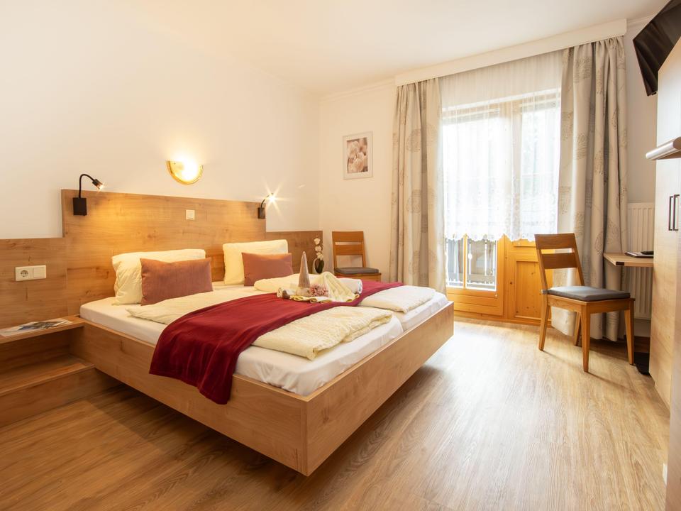 Blick in neue möblierte Doppelzimmer/Balkon