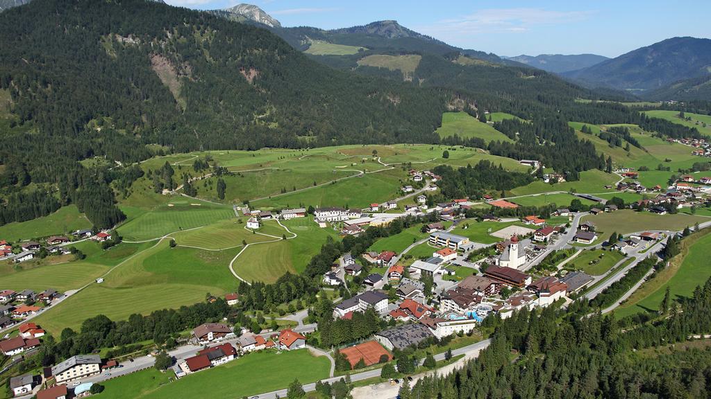 Blick auf das Ortszentrum von Achenkirch mit Pfarrkirche und Annakircherl