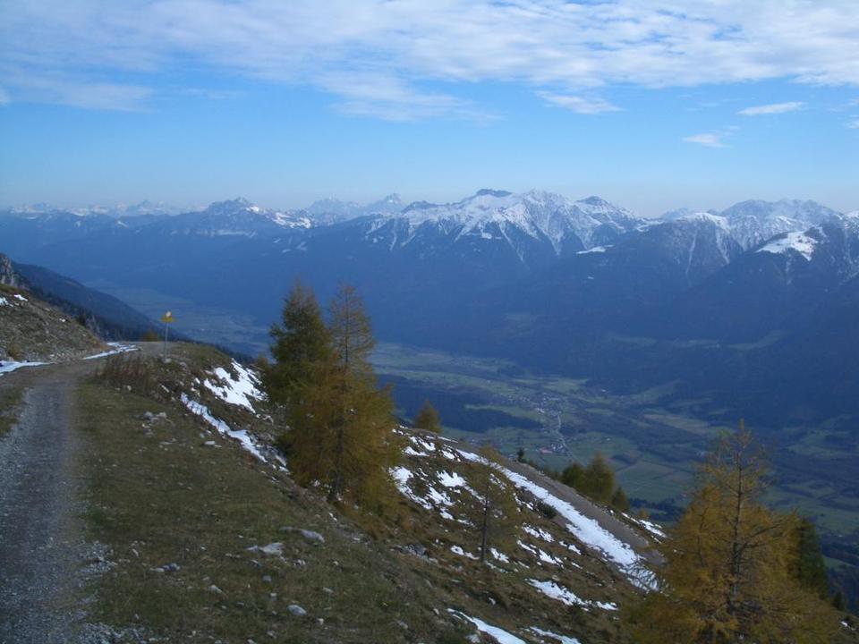 Ein tiefer Blick ins Gailtal und auf die Karnischen Alpen