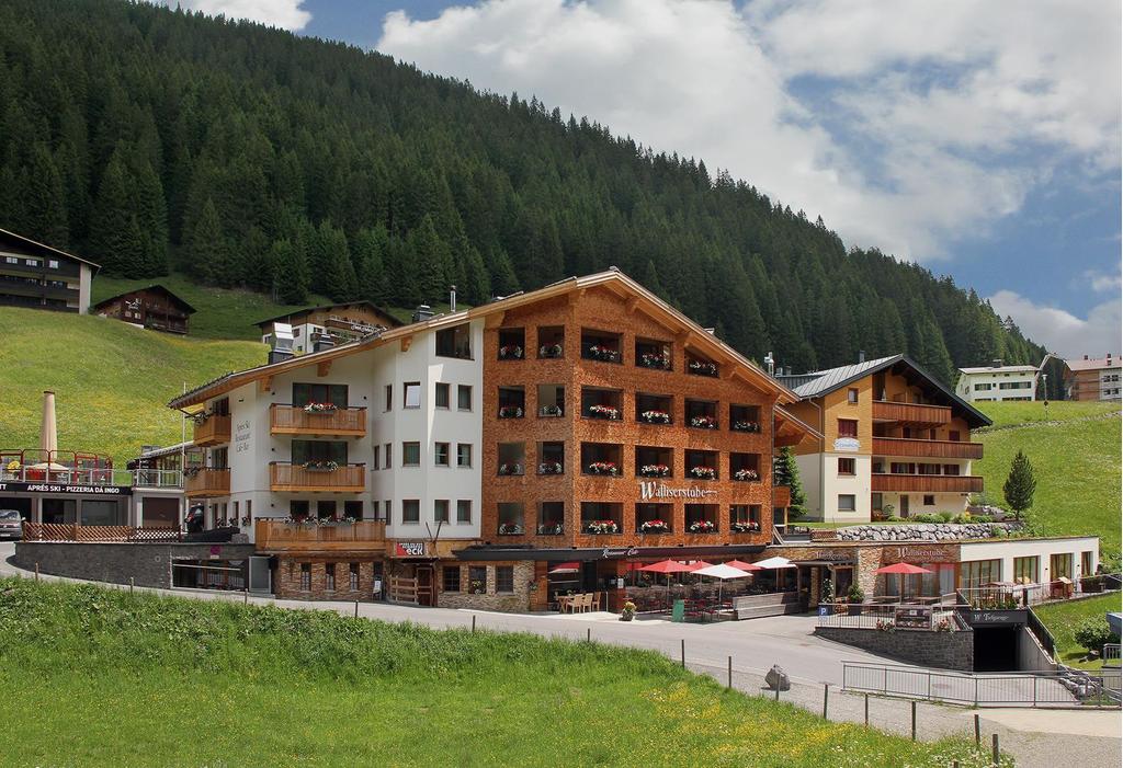 Hotel Walliserstube Außenansicht Sommer