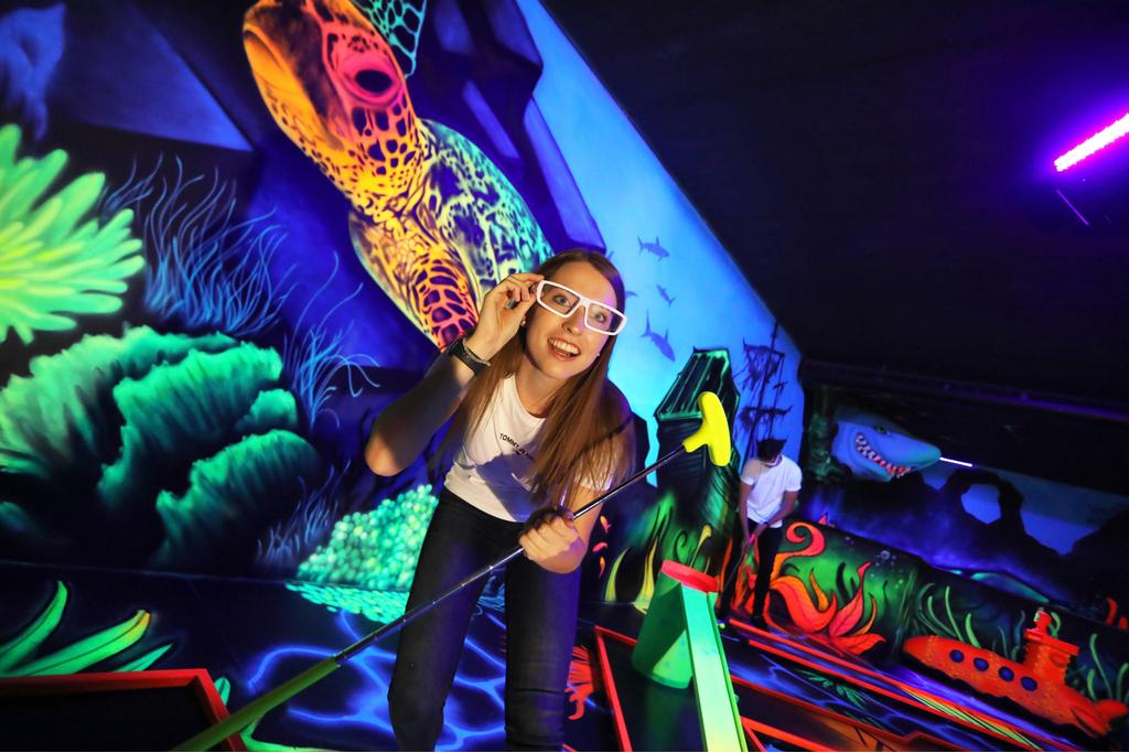 Black Light Minigolf
