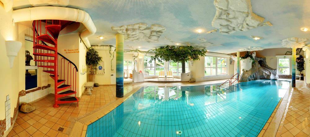 Hallenbad in Smileys Kinderhotel