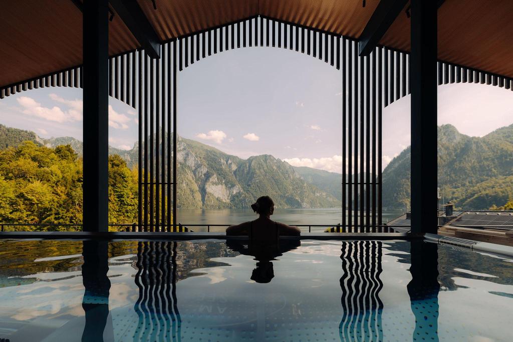 Hotel Post mit Gastgarten und anliegender Greissle