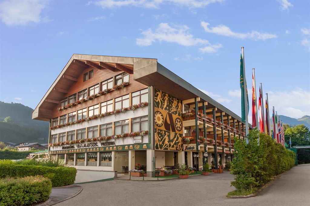 Das Hotel im Sommer