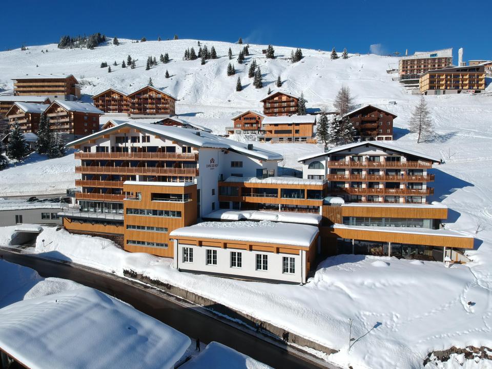Hotel Damülser Hof Außenansicht Winter