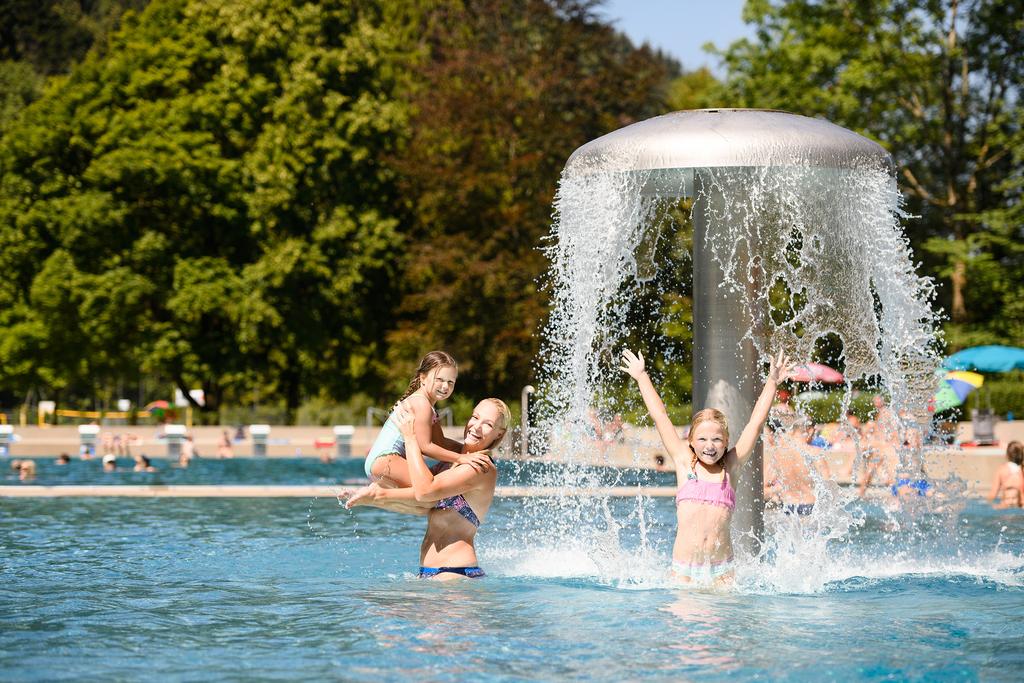 Familie im Erlebnisbecken