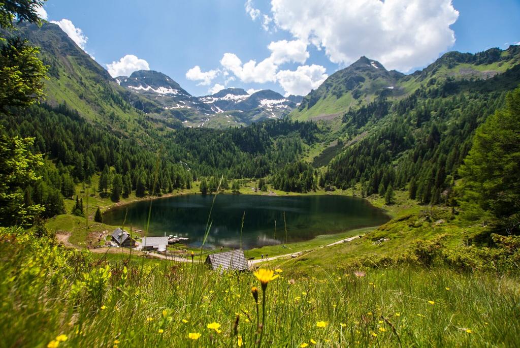 Duisitzkar mit dem Duisitzkarsee und den beiden Hütten im Obertal
