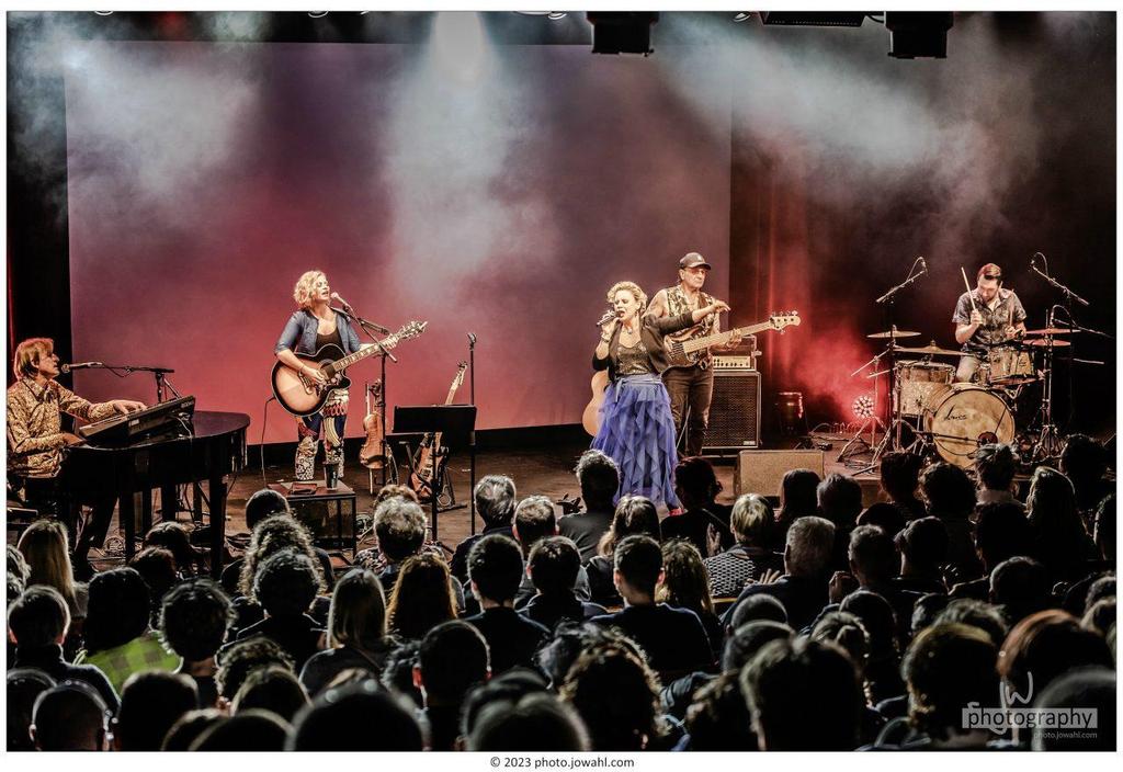 Katharina Straßer mit Band auf der Bühne